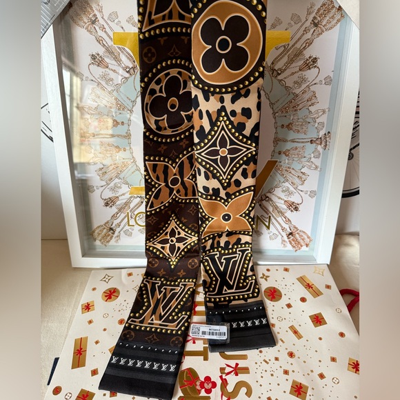 Louis Vuitton Silk Scarf Bandeau LV World Maroon New - Picture 13 of 15